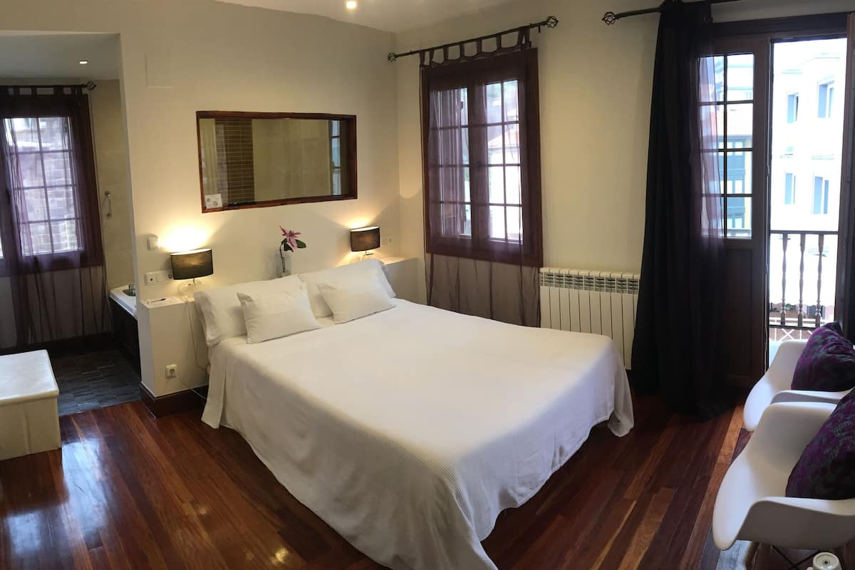 Habitación Confort doble | Ropa de cama de alta calidad, colchones viscoelásticos, escritorio