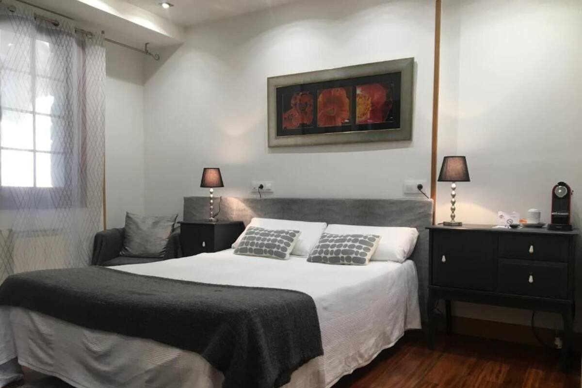Habitación con 1 cama doble o 2 individuales | Ropa de cama de alta calidad, colchones viscoelásticos, escritorio