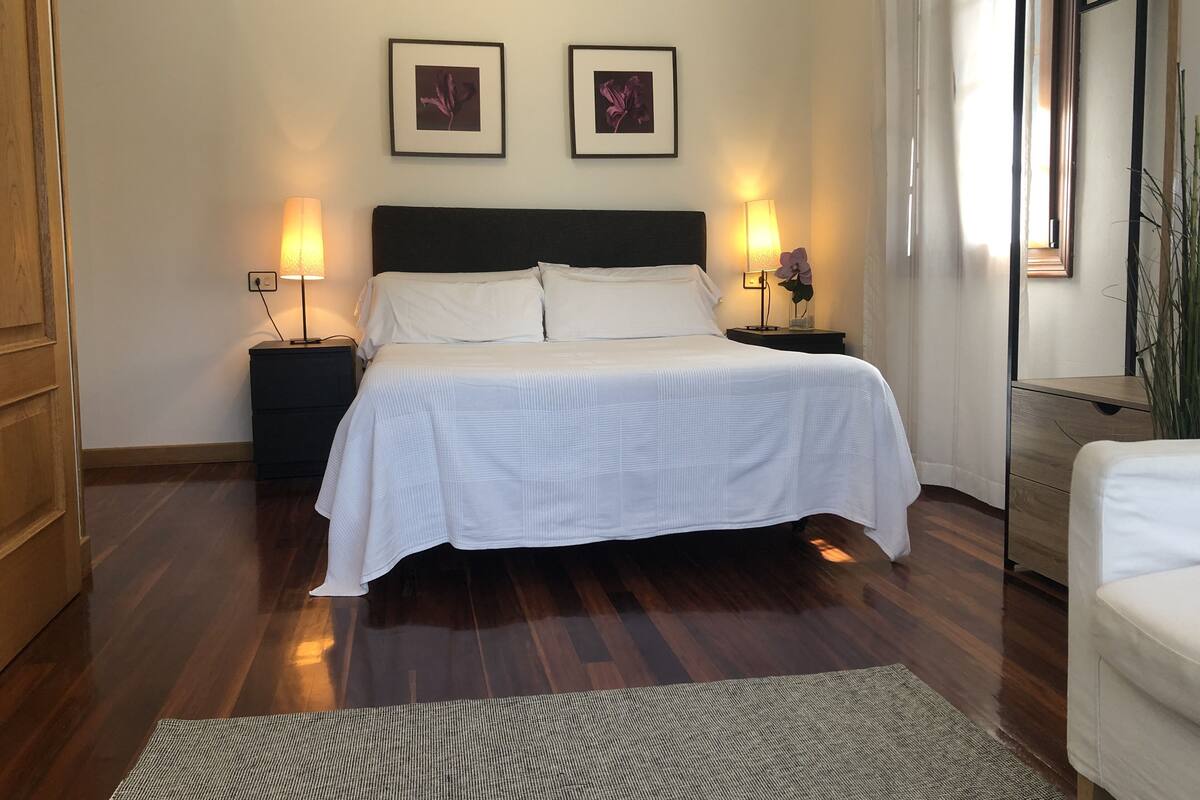 Habitación Deluxe | Ropa de cama de alta calidad, colchones viscoelásticos, escritorio