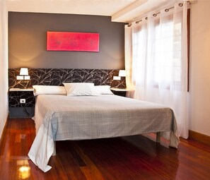 Yhden hengen huone | Ylelliset vuodevaatteet, memory foam -patjalliset sängyt