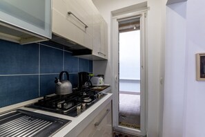 Kühlschrank, Mikrowelle, Herdplatte, Geschirrspüler