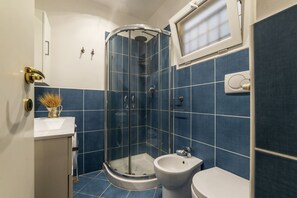 Dutxa, assecador de cabells, bidet i tovalloles 