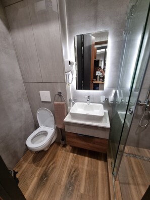 Deluxe Double Room | Bathroom | Shower, hydromassage showerhead, slippers, towels - Badem Garden (Tashkent)
