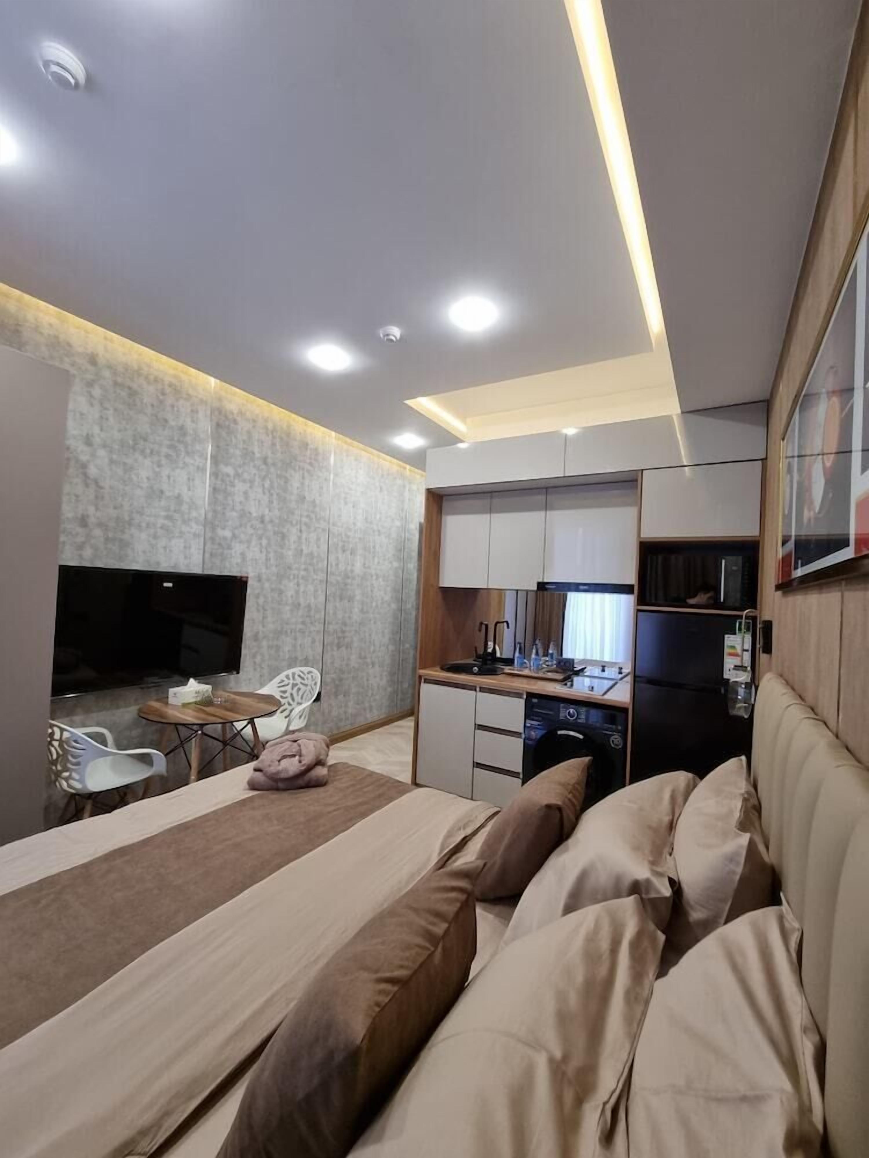 Minibar, coffres-forts dans les chambres, bureau
