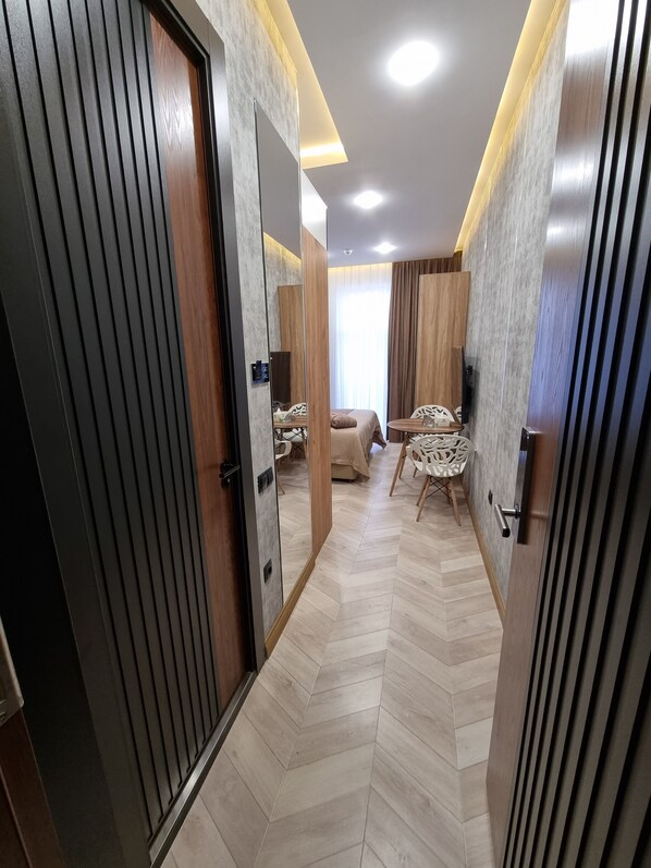 Quarto solteiro básico | 1 quarto, frigobar, cofres nos quartos, escrivaninha