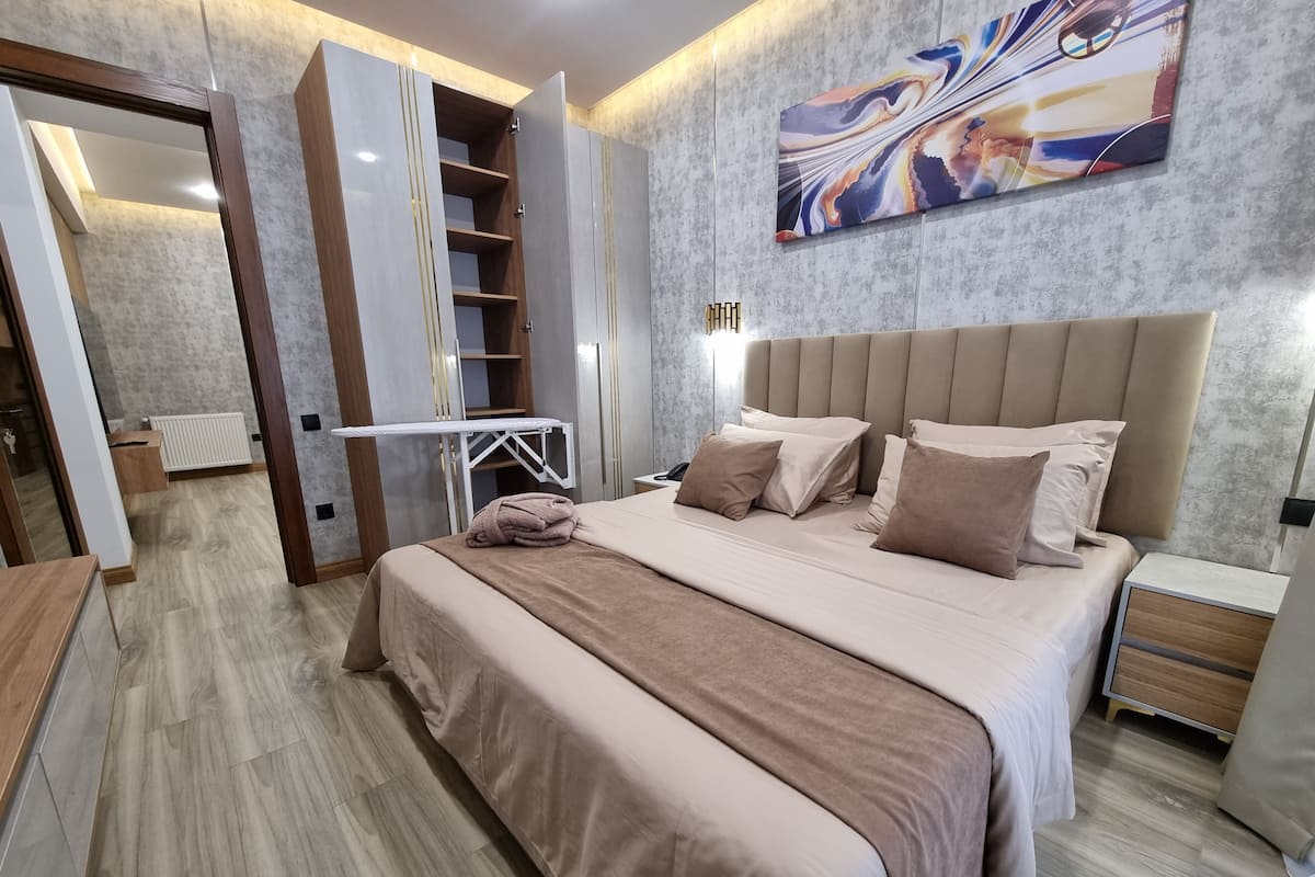 Grand Apartment | Minibar, in-room safe, desk, iron/ironing board