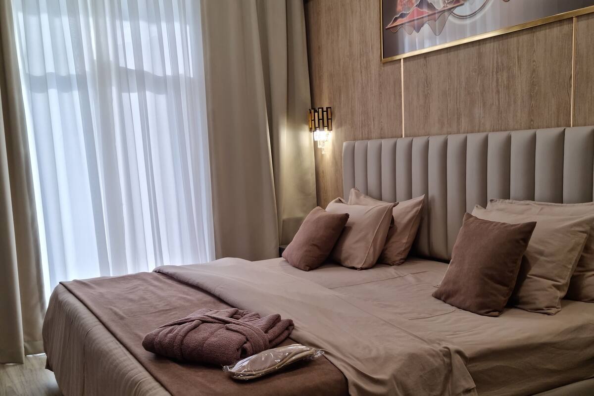 Luxury Apartment | Minibar, in-room safe, desk, iron/ironing board