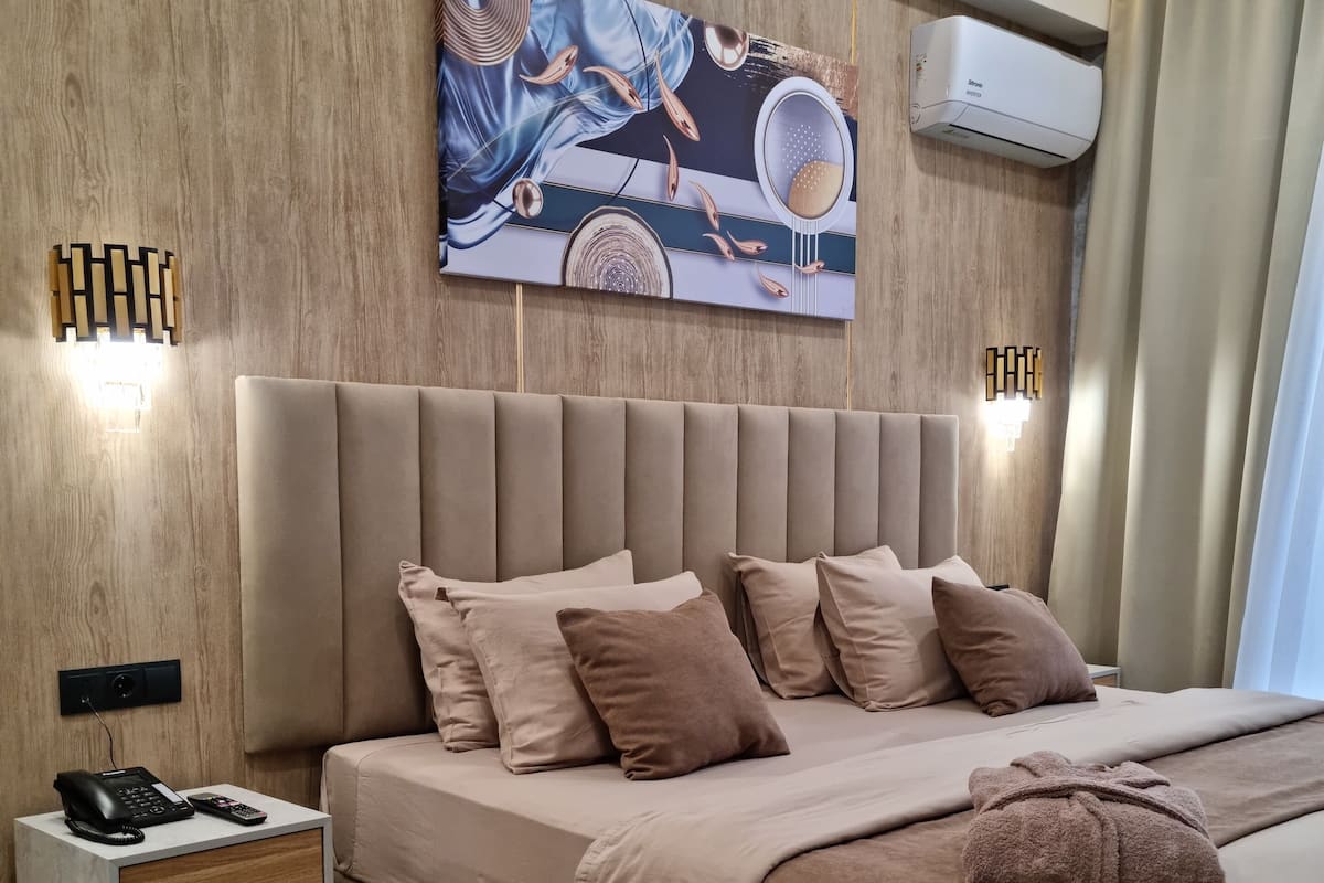 Standard Apartment | Minibar, in-room safe, desk, iron/ironing board