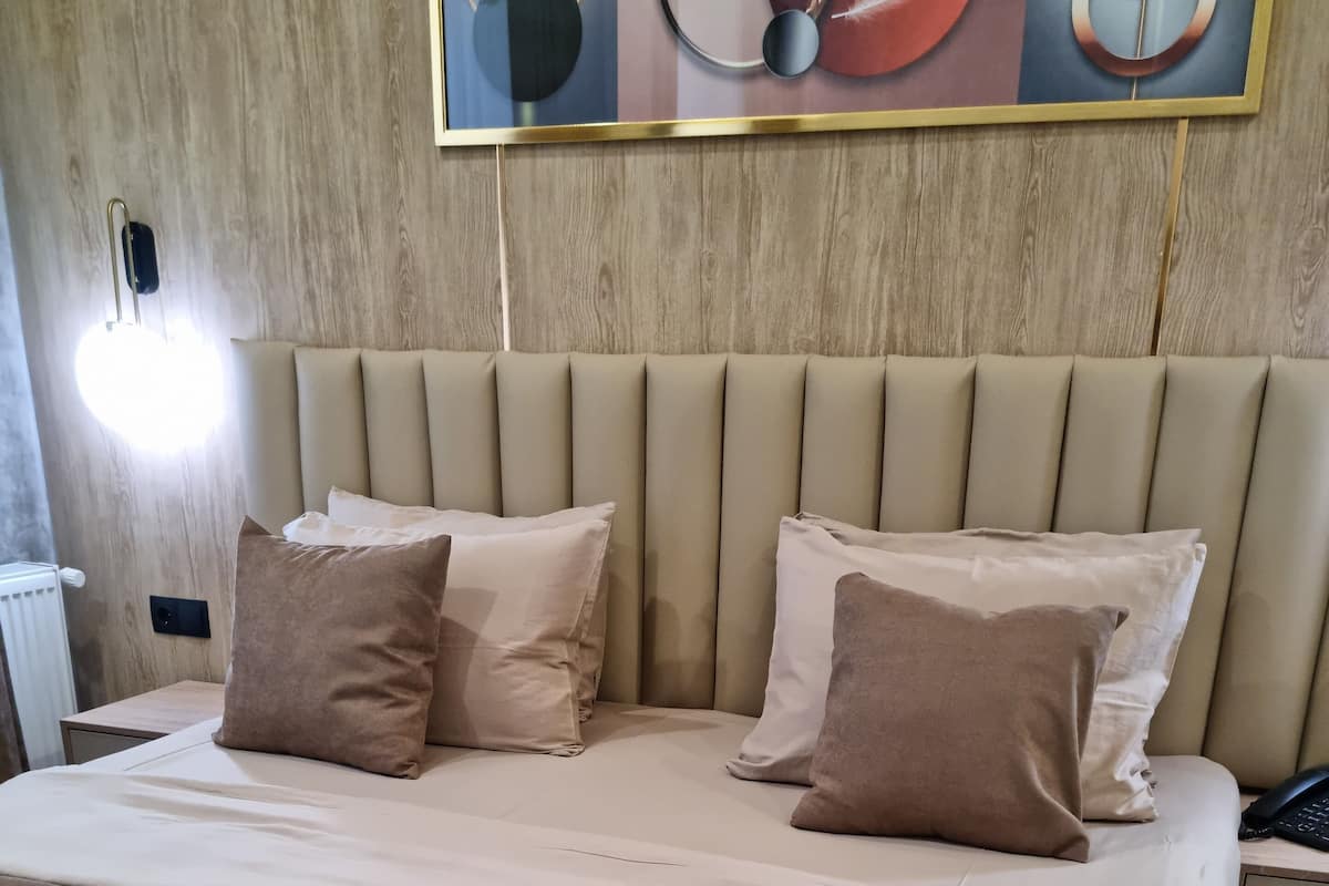 Deluxe Double Room | Minibar, in-room safe, desk, iron/ironing board