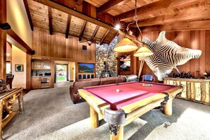 Una Smart TV, una chimenea, un reproductor estéreo