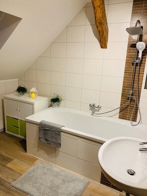 Een haardroger, handdoeken, zeep, toiletpapier