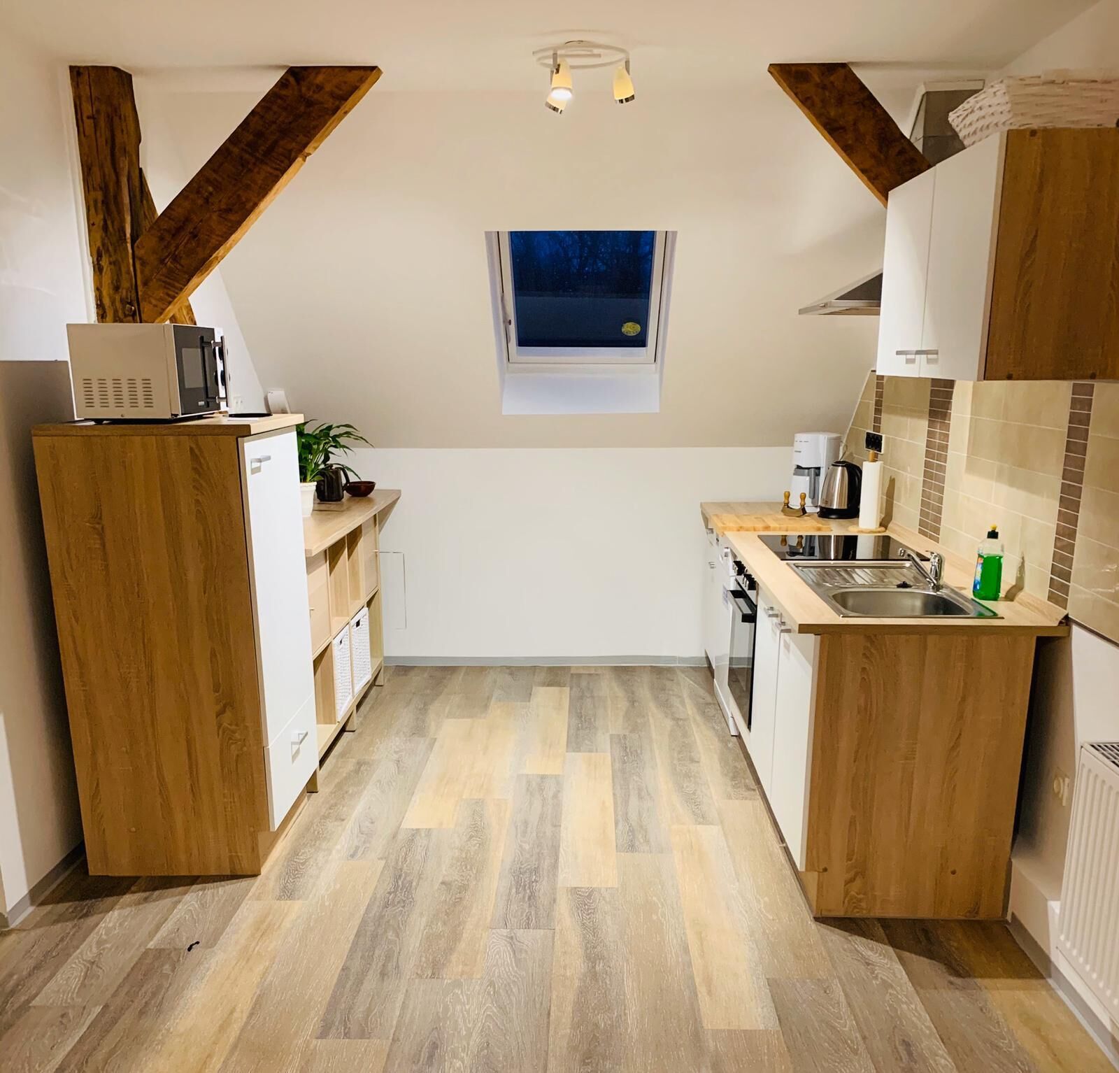 Jääkaappi, mikroaaltouuni, uuni, liesi