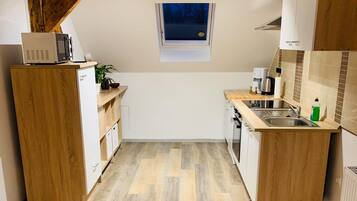 Jääkaappi, mikroaaltouuni, uuni, liesi