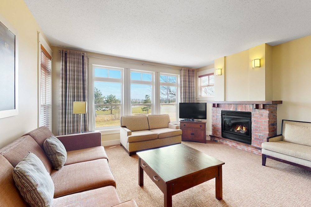 Wilderness retreat with pool, hot tub, golf, and tennis access - ski-in/ski-out