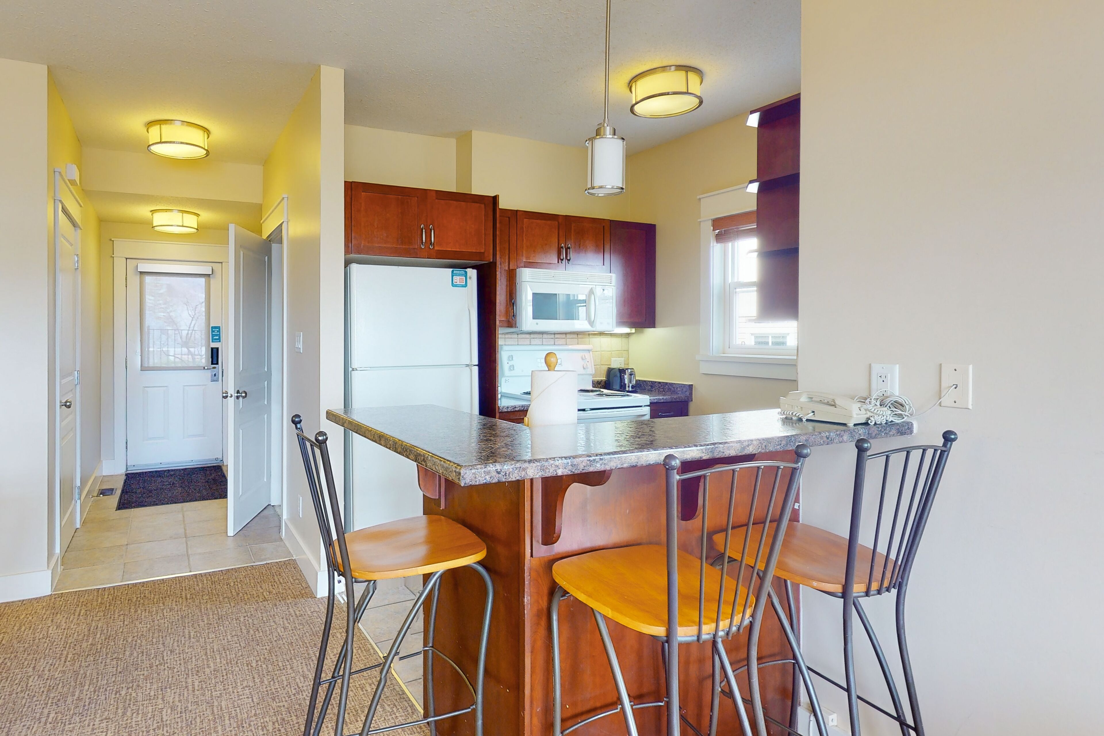 Wilderness retreat with pool, hot tub, golf, and tennis access - ski-in/ski-out