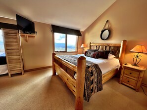 3 quartos, escrivaninha, ferros/tábuas de passar roupa