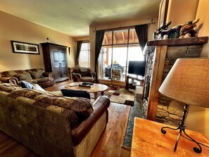 Smart TV, lareira, DVD player, aparelho de som