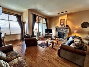 Smart TV, fireplace, DVD player, stereo