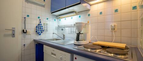 A kitchen with a Siemens dishwasher, Bosch stove, and a coffee maker.