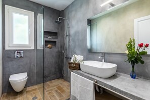 Amenidades de baño gratuitas, secadora de cabello, pantuflas, toallas 