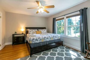 5 bedrooms, iron/ironing board, WiFi, bed sheets - Roomy 5BR w/Backyard | Close 2 Downtown | Free Tix (Hendersonville)
