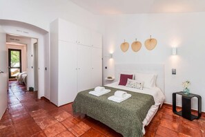 2 bedrooms, iron/ironing board, WiFi, bed sheets - Villa Jacaranda New Town! (Albufeira)
