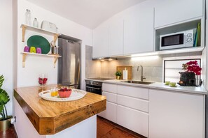 Kühlschrank, Mikrowelle, Ofen, Herdplatte