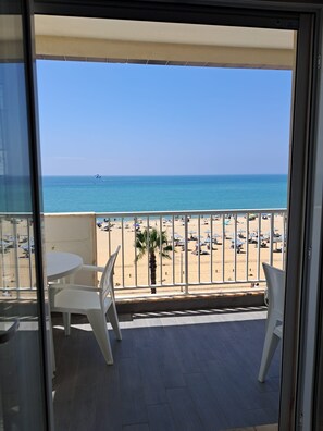 A balcony with a view of a beach and the sea. - MAMAMIA II VISTA PRAIA (Quarteira)