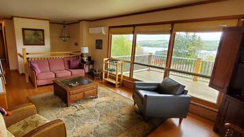 Smart-TV, peis, bøker og musikkbibliotek