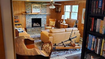 Smart TV, fireplace, books, music library