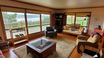 Smart-TV, peis, bøker og musikkbibliotek