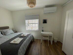 1 bedroom, desk, travel crib, WiFi