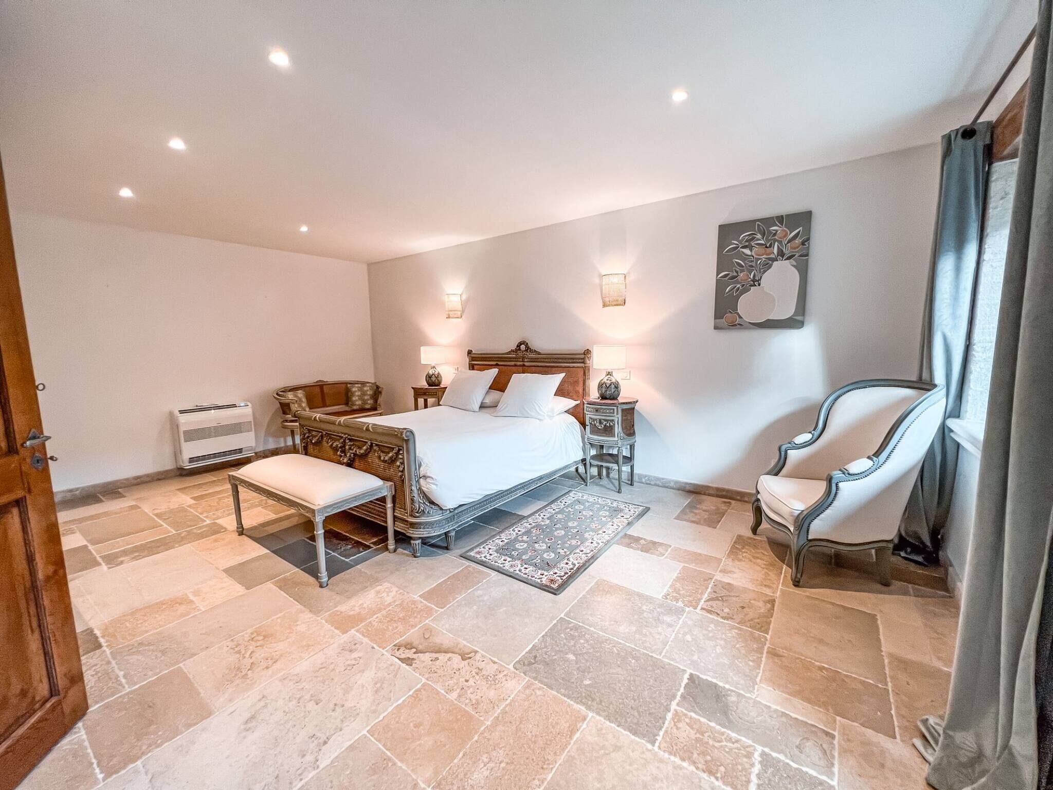 8 bedrooms, iron/ironing board, free WiFi, bed sheets