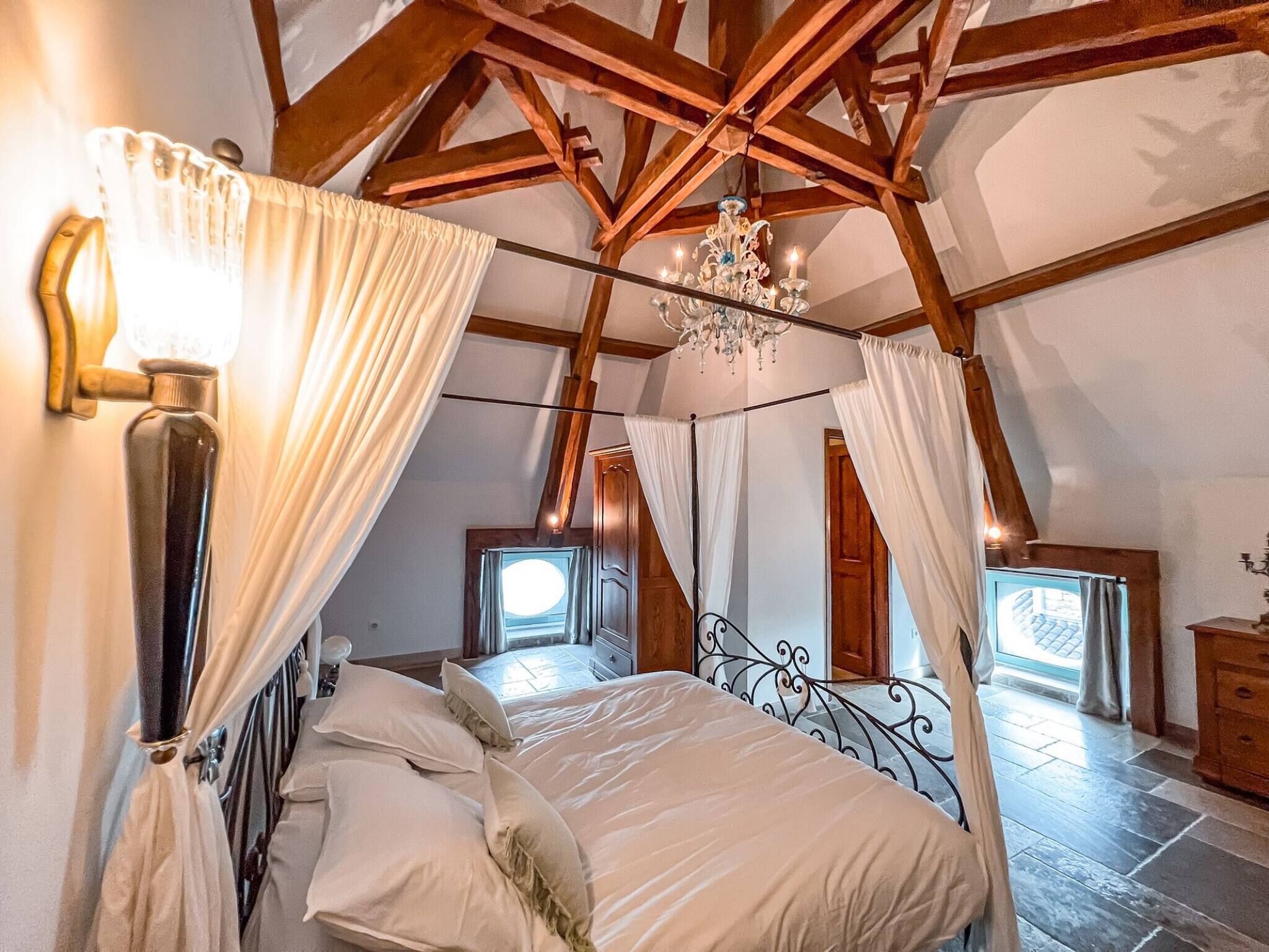 8 bedrooms, iron/ironing board, free WiFi, bed sheets