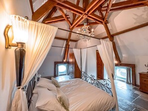 8 bedrooms, iron/ironing board, free WiFi, bed sheets