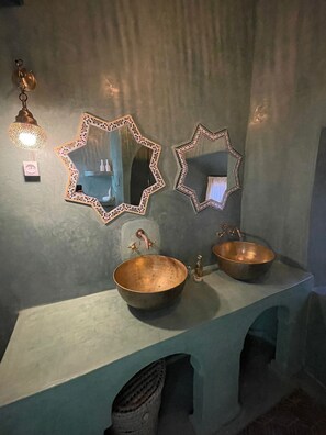 Shower, hair dryer, towels, soap - Riad Dar Bibas - just a 10-minute walk from Jema el Fna square (Marrakech)