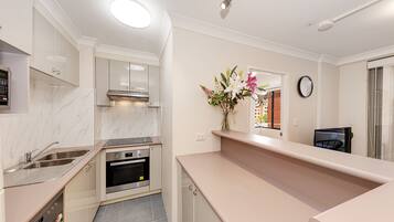 Réfrigérateur, micro-ondes, four, plaque de cuisson