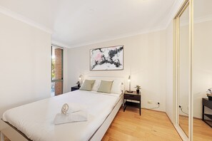 2 bedrooms, desk, iron/ironing board, travel crib - Spacious & Cosy 2 Bedroom Apartment in Darling Harbour (Pyrmont)