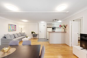 Interior - Spacious & Cosy 2 Bedroom Apartment in Darling Harbour (Pyrmont)