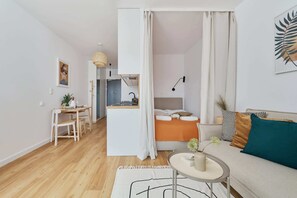 Tabla de planchar con plancha, wifi y ropa de cama 