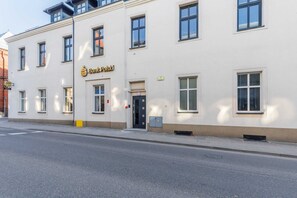 Een gebouw met het bord 'Bank Polski', wat een bank aangeeft.