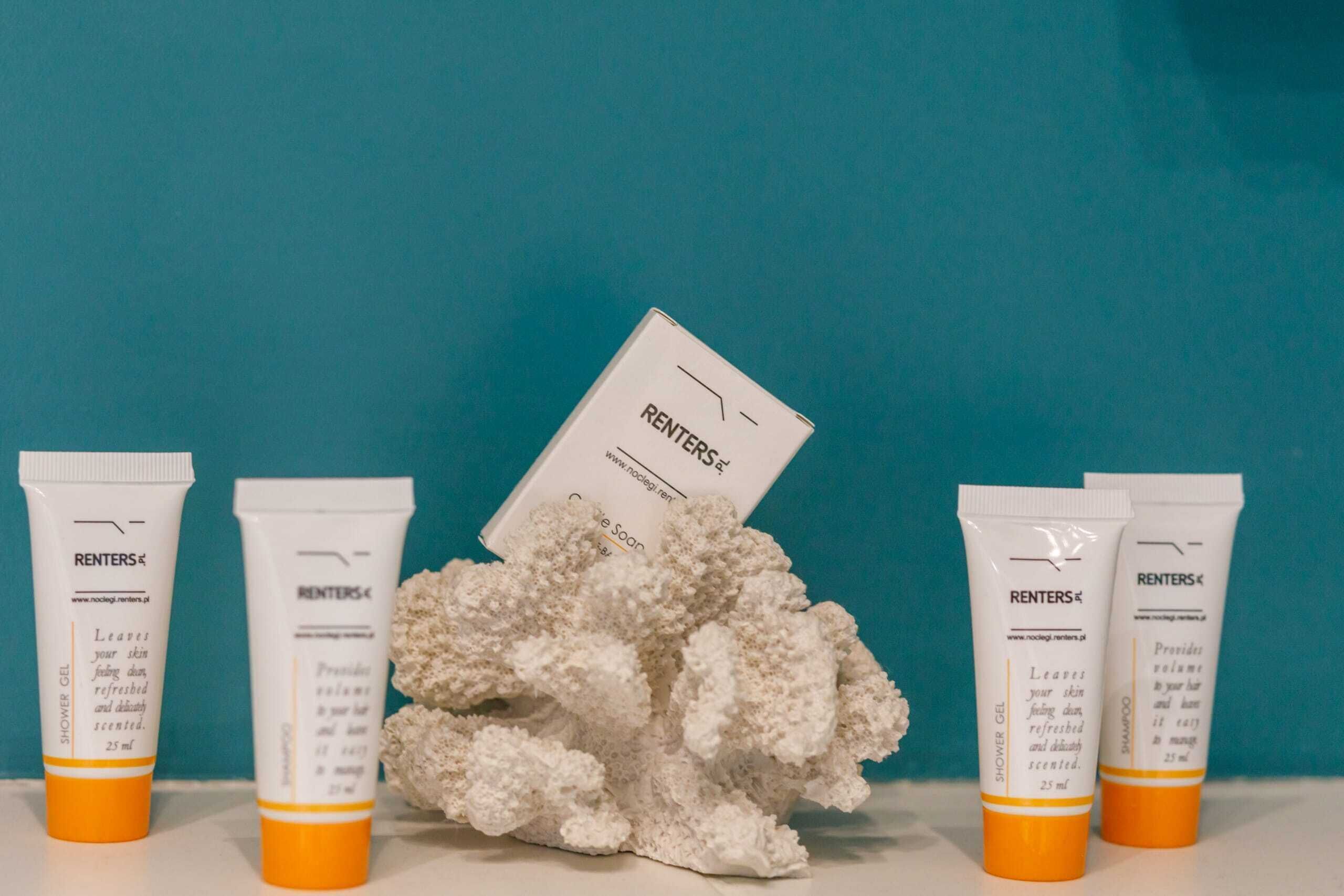 Vier tubes RENTERS® douchegel en een witte doos met dezelfde branding.