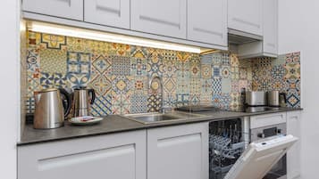 Frigorifero, forno, piano cottura, lavastoviglie