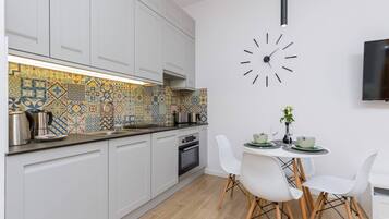 Frigorifero, forno, piano cottura, lavastoviglie