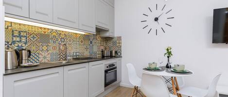 Fridge, oven, stovetop, dishwasher