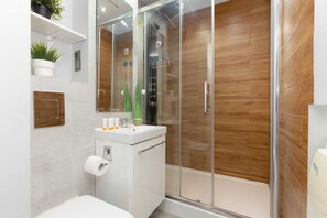 Dusche, Haartrockner, Handtücher