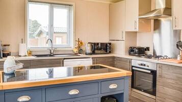 Een koelkast, een microgolfoven, een oven, een kookplaat