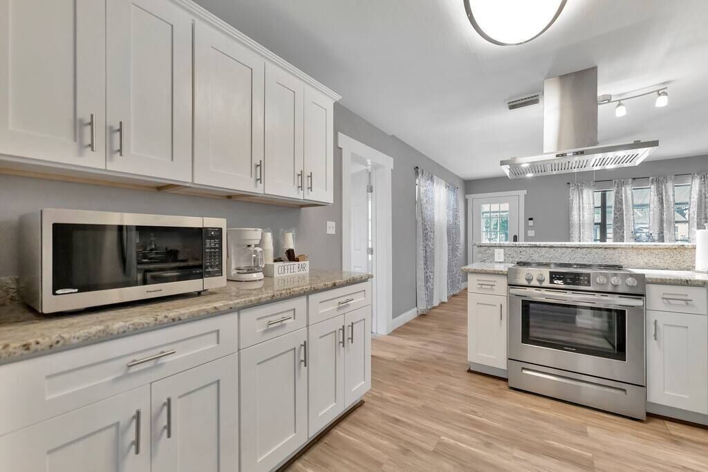 The Jungle Oasis, Luxury 4b/2b Home in A+ location