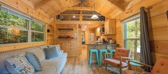 Papa Tiny Rustic Log Cabin with Private Hot Tub
