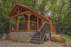 Exterior - Papa Cabin | Tiny Log Home Comfort in Rustic Bliss (Chattanooga)